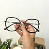 Clássica e sofisticada, nossa Armação Arredondada combina estilo e moda. Esta armação é perfeita para quem procura um visual moderno e atemporal. Esta é a escolha ideal para quem deseja destacar sua personalidade com um toque de glamour.