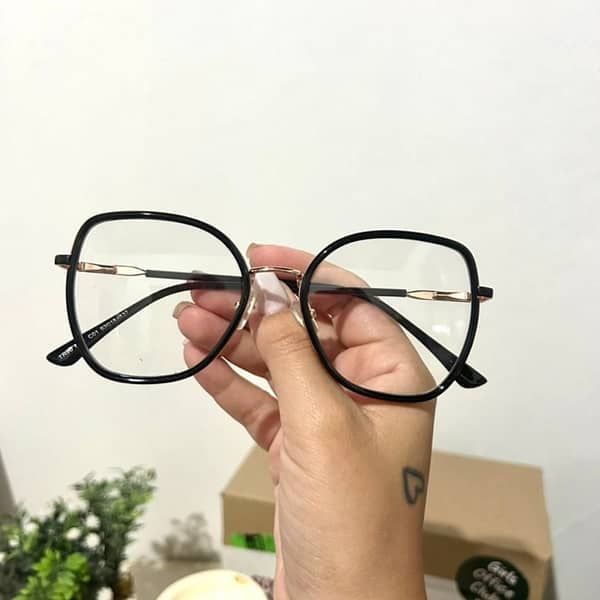 Clássica e sofisticada, nossa Armação Arredondada combina estilo e moda. Esta armação é perfeita para quem procura um visual moderno e atemporal. Esta é a escolha ideal para quem deseja destacar sua personalidade com um toque de glamour.
