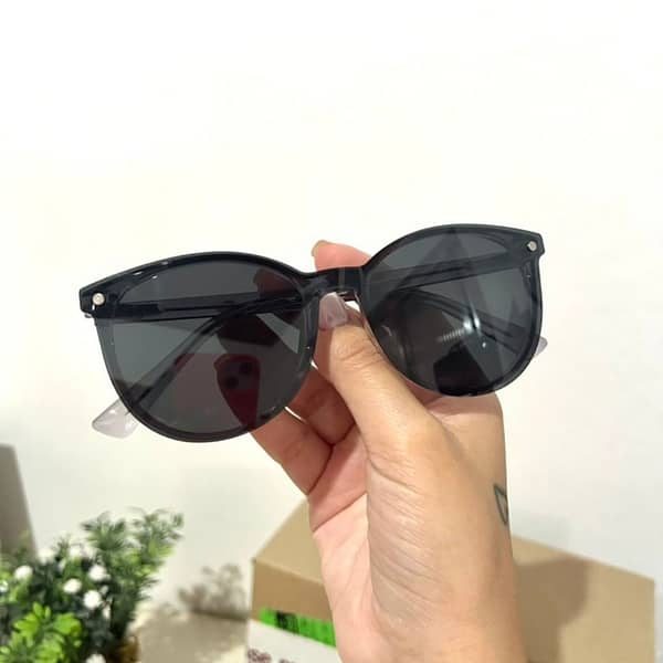 Realce seu estilo com a nossa Armação Clip On Arredondada Roxo! Este design encantador combina a forma clássica de gatinho com uma pitada de ousadia na cor rosa. Além disso, apresenta a funcionalidade prática de um clip-on, permitindo que você adicione facilmente lentes de sol quando necessário. Seja para um visual descontraído ou para um dia ensolarado, esta armação oferece elegância.