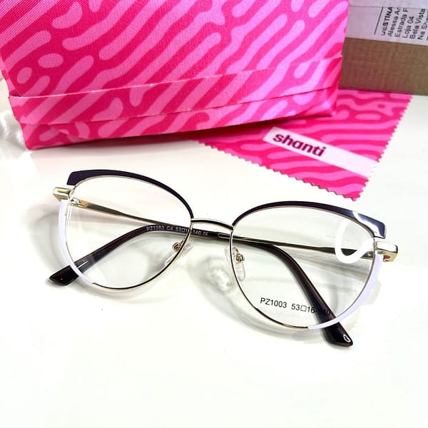 Realce seu estilo com a nossa Armação Clip On Gatinho! Este design encantador combina a forma clássica de gatinho com uma pitada de ousadia na cor rosa. Além disso, apresenta a funcionalidade prática de um clip-on, permitindo que você adicione facilmente lentes de sol quando necessário. Seja para um visual descontraído ou para um dia ensolarado, esta armação oferece elegância.